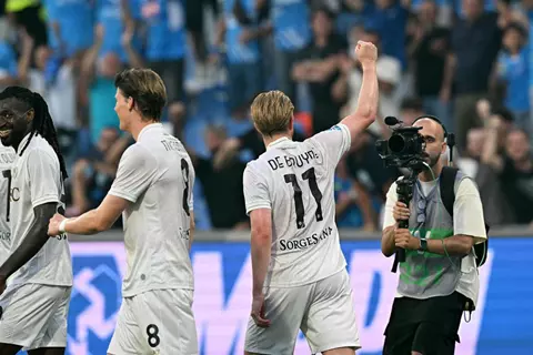 سحر دي بروين يظهر.. نابولي يبدأ رحلة الدفاع عن الدوري الإيطالي بالفوز على ساسولو